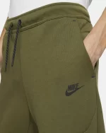 מכנסי Nike Sportswear Tech Fleece – מכנס טק פליז ירוק זית