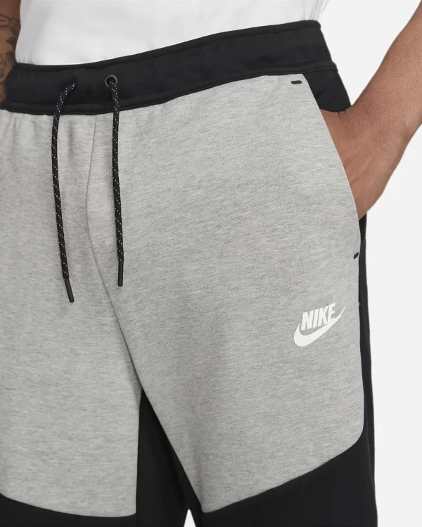 מכנסי Nike Sportswear Tech Fleece – מכנס נייק טק פליז ארוך בצבע אפור ושחור
